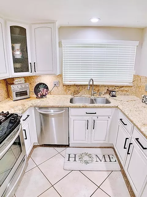 Kitchen - 82077 Sundown Ct, Indio, CA 92201 photo 6 of 7