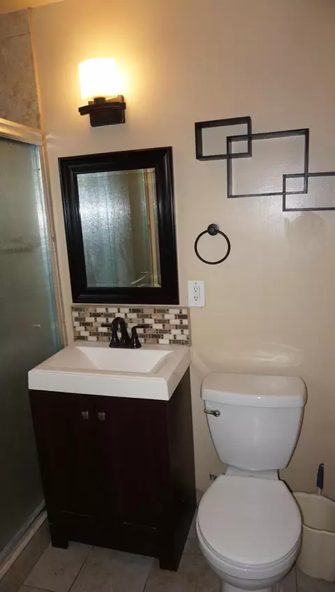 Bath - 81077 Francis Ave, Indio, CA 92201 photo 1 of 4