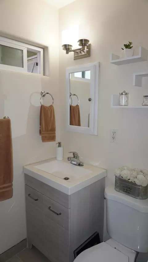 Bath - 81077 Francis Ave, Indio, CA 92201 photo 3 of 4