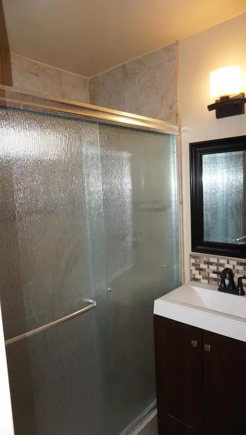 Bath - 81077 Francis Ave, Indio, CA 92201 photo 2 of 4