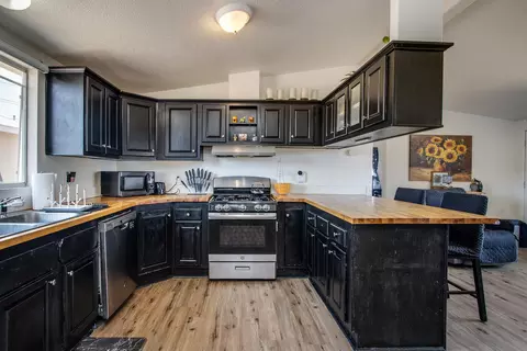 Kitchen - 61581 Granada Dr, Joshua Tree, CA 92252 photo 4 of 5