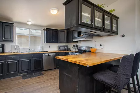 Kitchen - 61581 Granada Dr, Joshua Tree, CA 92252 photo 3 of 5