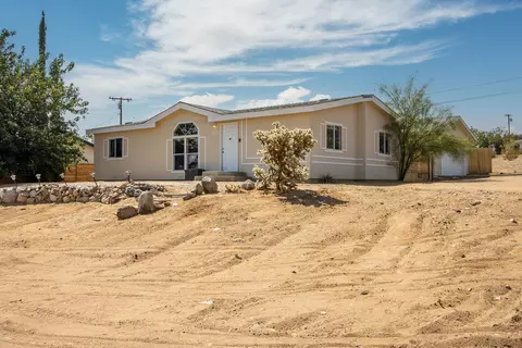 Exterior - 61581 Granada Dr, Joshua Tree, CA 92252 photo 2 of 14