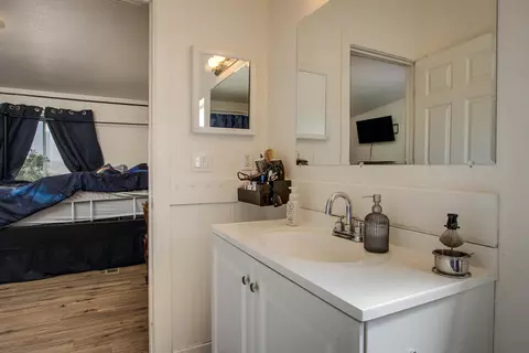 Bath - 61581 Granada Dr, Joshua Tree, CA 92252 photo 2 of 3
