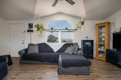 Living - 61581 Granada Dr, Joshua Tree, CA 92252 photo 2 of 3
