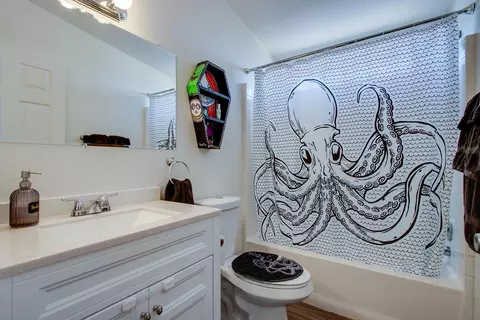 Bath - 61581 Granada Dr, Joshua Tree, CA 92252 photo 3 of 3