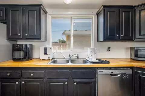 Kitchen - 61581 Granada Dr, Joshua Tree, CA 92252 photo 5 of 5