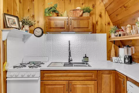Kitchen - 53454 Double View Dr, Idyllwild, CA 92549 photo 2 of 4