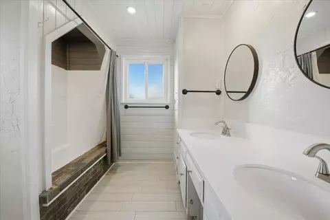 Bath - 913 Mount Doble Dr, Big Bear City, CA 92314 photo 2 of 2
