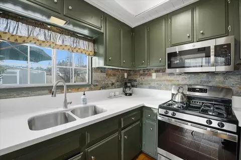 Kitchen - 913 Mount Doble Dr, Big Bear City, CA 92314 photo 3 of 3