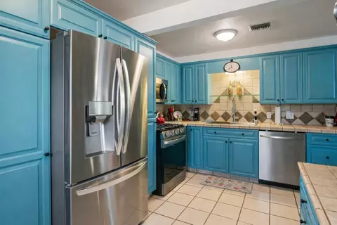 Kitchen - 6913 Apache Trl, Yucca Valley, CA 92284 photo 2 of 3