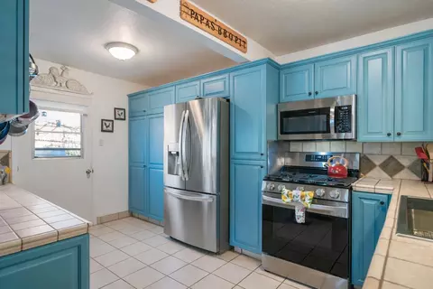Kitchen - 6913 Apache Trl, Yucca Valley, CA 92284 photo 1 of 3
