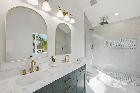 Bath - 2779 Wilson St, Carlsbad, CA 92008 photo 5 of 7