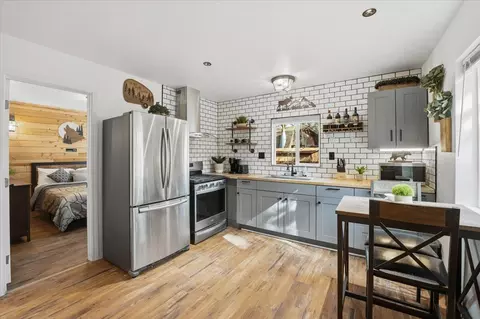 Kitchen - 465 Wabash Ln, Sugarloaf, CA 92386 photo 4 of 6