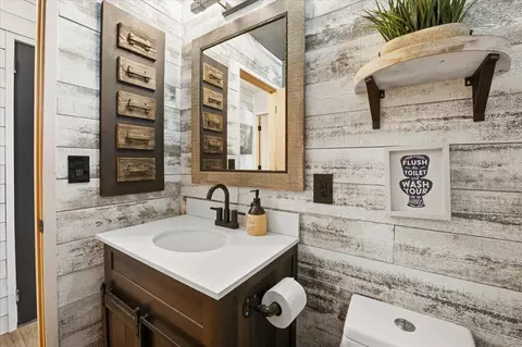 Bath - 465 Wabash Ln, Sugarloaf, CA 92386 photo 2 of 3
