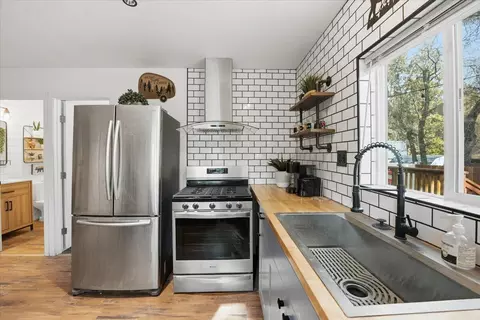 Kitchen - 465 Wabash Ln, Sugarloaf, CA 92386 photo 6 of 6