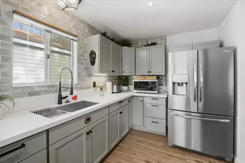 Kitchen - 465 Wabash Ln, Sugarloaf, CA 92386 photo 2 of 6