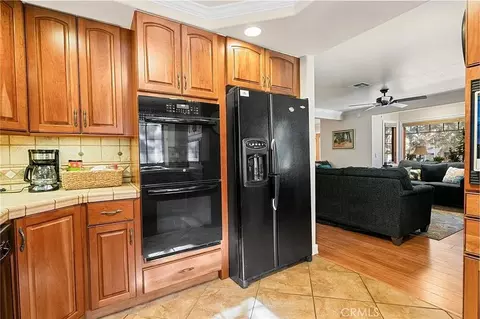 Kitchen - 933 East Ln, Big Bear City, CA 92314 photo 4 of 4
