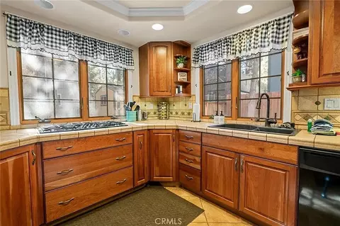 Kitchen - 933 East Ln, Big Bear City, CA 92314 photo 1 of 4