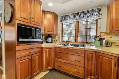 Kitchen - 933 East Ln, Big Bear City, CA 92314 photo 2 of 4