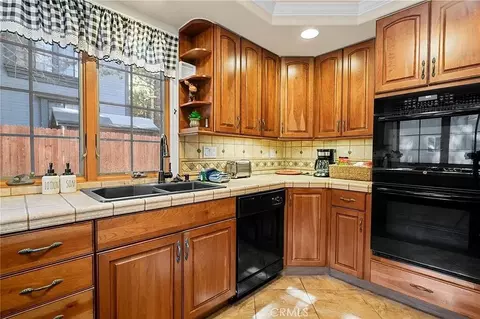 Kitchen - 933 East Ln, Big Bear City, CA 92314 photo 3 of 4