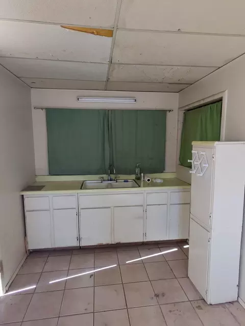 Kitchen - 64625 Sonora Rd, Joshua Tree, CA 92252 photo 1 of 2