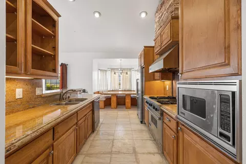 Kitchen - 62734 Starlight St, Joshua Tree, CA 92252 photo 4 of 6