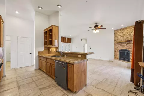 Kitchen - 62734 Starlight St, Joshua Tree, CA 92252 photo 2 of 6