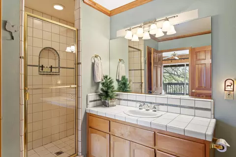 Bath - 783 Crown Dr, Lake Arrowhead, CA 92352 photo 2 of 9