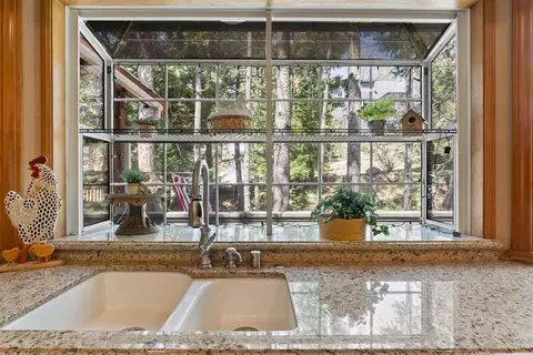 Kitchen - 783 Crown Dr, Lake Arrowhead, CA 92352 photo 3 of 6
