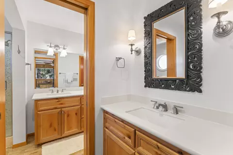 Bath - 783 Crown Dr, Lake Arrowhead, CA 92352 photo 3 of 9