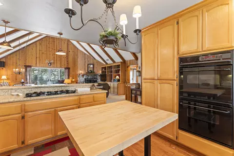 Kitchen - 783 Crown Dr, Lake Arrowhead, CA 92352 photo 4 of 6
