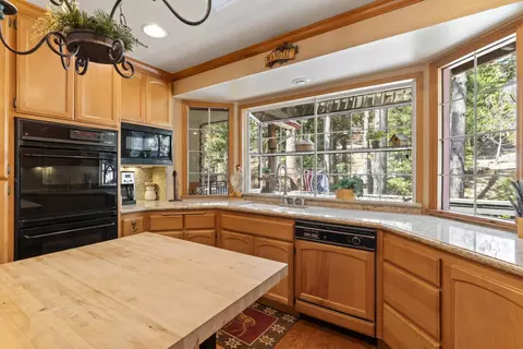 Kitchen - 783 Crown Dr, Lake Arrowhead, CA 92352 photo 2 of 6