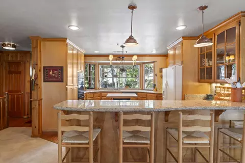 Kitchen - 783 Crown Dr, Lake Arrowhead, CA 92352 photo 5 of 6