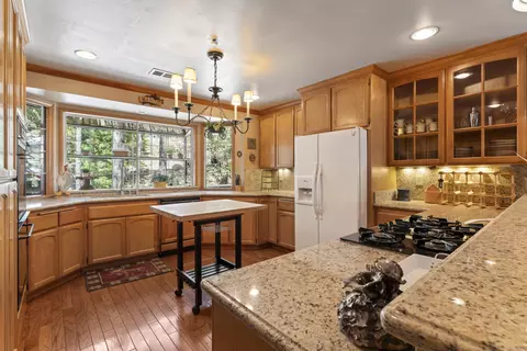 Kitchen - 783 Crown Dr, Lake Arrowhead, CA 92352 photo 1 of 6