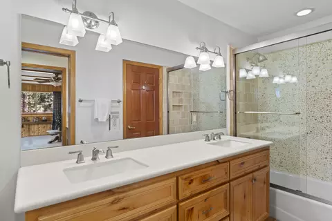 Bath - 783 Crown Dr, Lake Arrowhead, CA 92352 photo 5 of 9