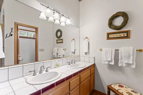 Bath - 783 Crown Dr, Lake Arrowhead, CA 92352 photo 7 of 9