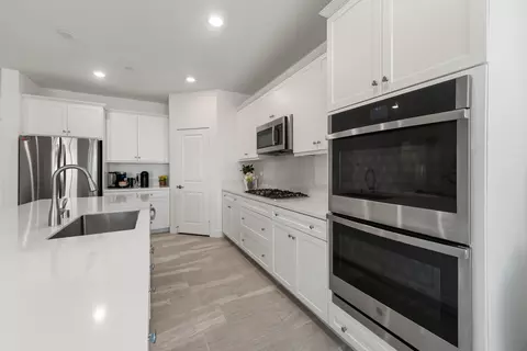 Kitchen - 40161 Padova Dr, Indio, CA 92203 photo 3 of 4