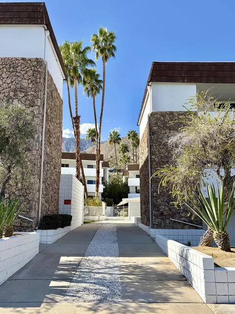 2301 S Skyview Dr, Palm Springs, CA 92264