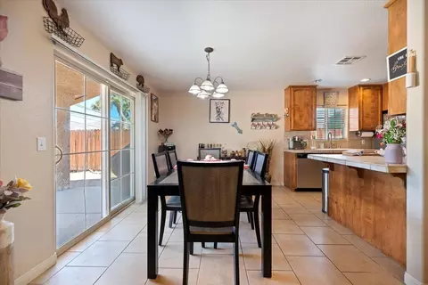 Dining - 7562 Inca Trl, Yucca Valley, CA 92284 photo 2 of 3