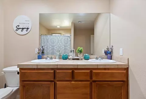 Bath - 7562 Inca Trl, Yucca Valley, CA 92284 photo 3 of 4