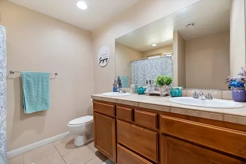 Bath - 7562 Inca Trl, Yucca Valley, CA 92284 photo 1 of 4