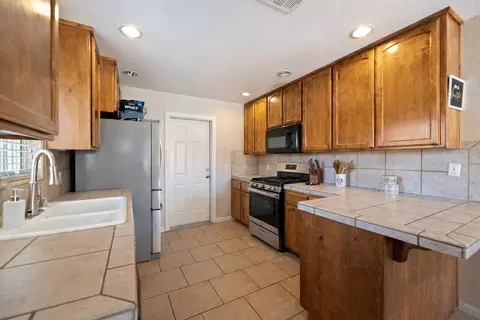 Kitchen - 7562 Inca Trl, Yucca Valley, CA 92284 photo 1 of 1