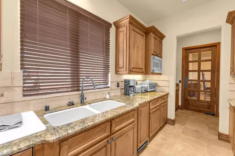 Kitchen - 39375 San Ignacio Rd, Hemet, CA 92544 photo 8 of 9