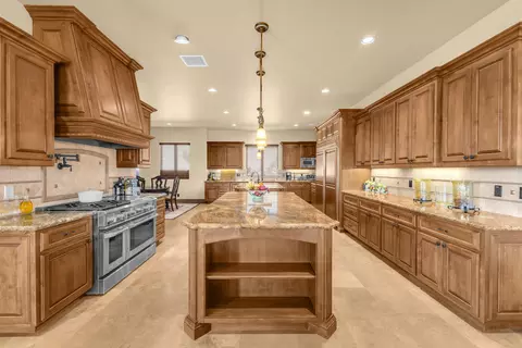 Kitchen - 39375 San Ignacio Rd, Hemet, CA 92544 photo 3 of 9