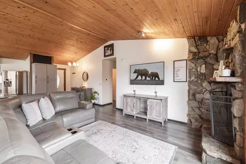 Living - 813 Elysian Blvd, Big Bear City, CA 92314 photo 2 of 4
