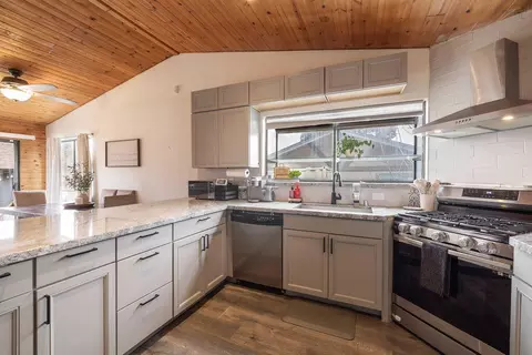 Kitchen - 813 Elysian Blvd, Big Bear City, CA 92314 photo 2 of 3