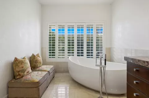 Bath - 55650 Oaktree, La Quinta, CA 92253 photo 4 of 6