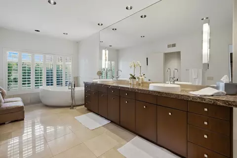 Bath - 55650 Oaktree, La Quinta, CA 92253 photo 5 of 6