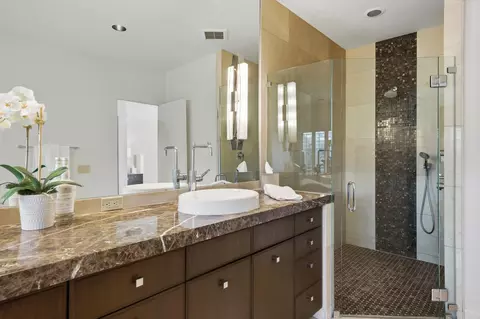 Bath - 55650 Oaktree, La Quinta, CA 92253 photo 6 of 6